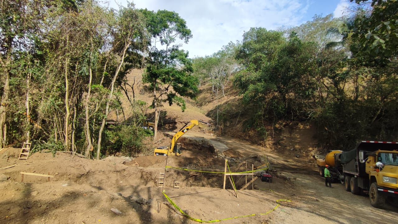 Construcción de bastiones en la quebrada Boruca