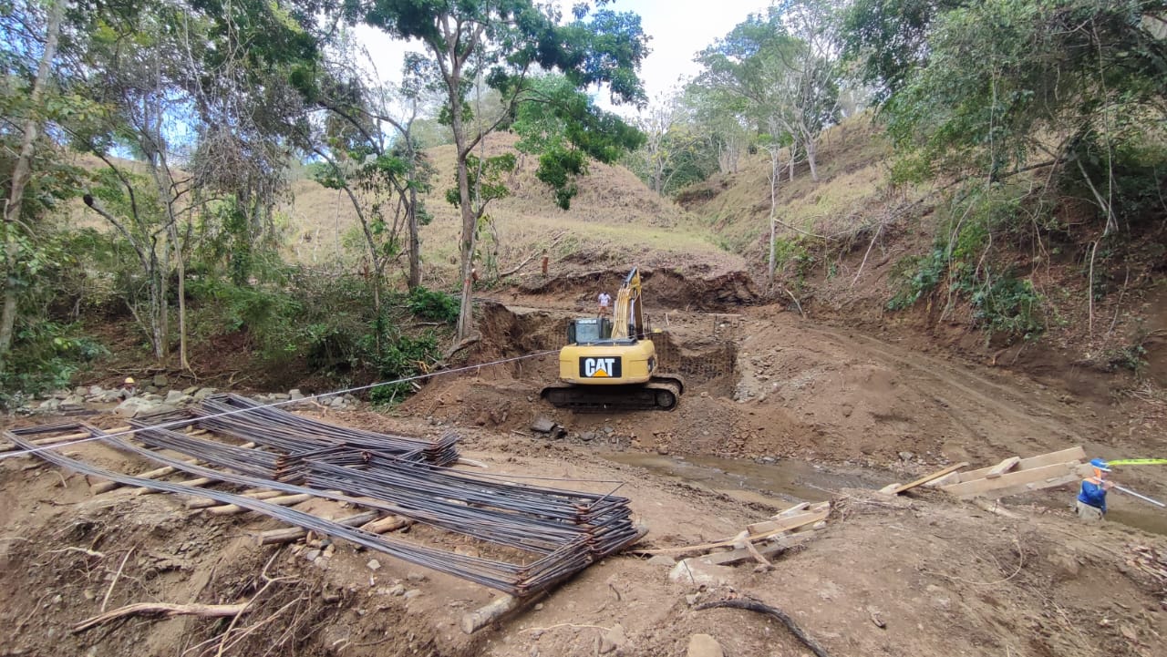 Construcción de bastiones en la quebrada Boruca