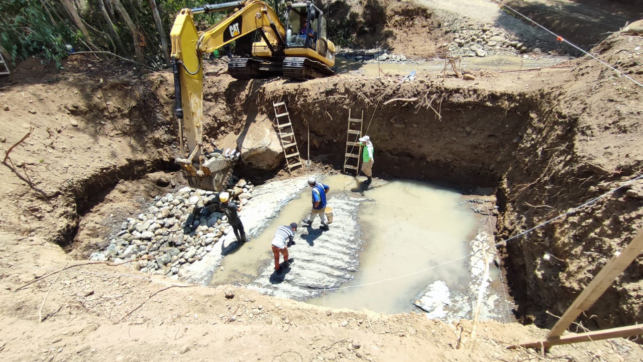 Construcción de bastiones en la quebrada Boruca