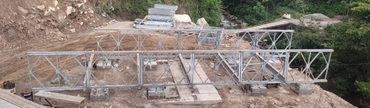 Puente Bailey sobre el Río Canasta